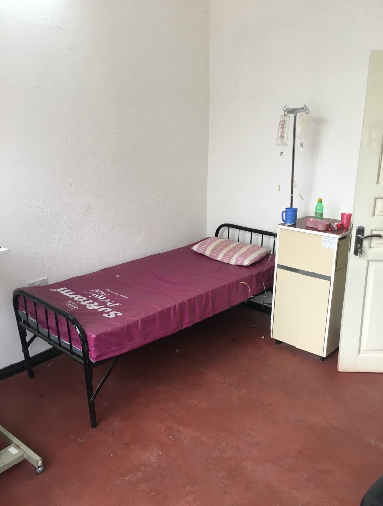 Krankenzimmer in einer Geburtsklinik (Bettwäsche gibt es nicht)